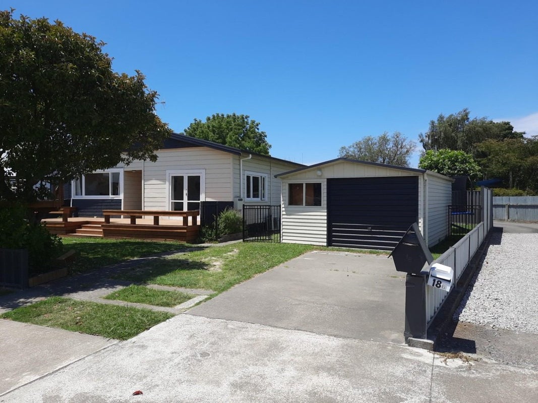 18 FORWARD STREET, TARADALE, NAPIER - Carousel 1