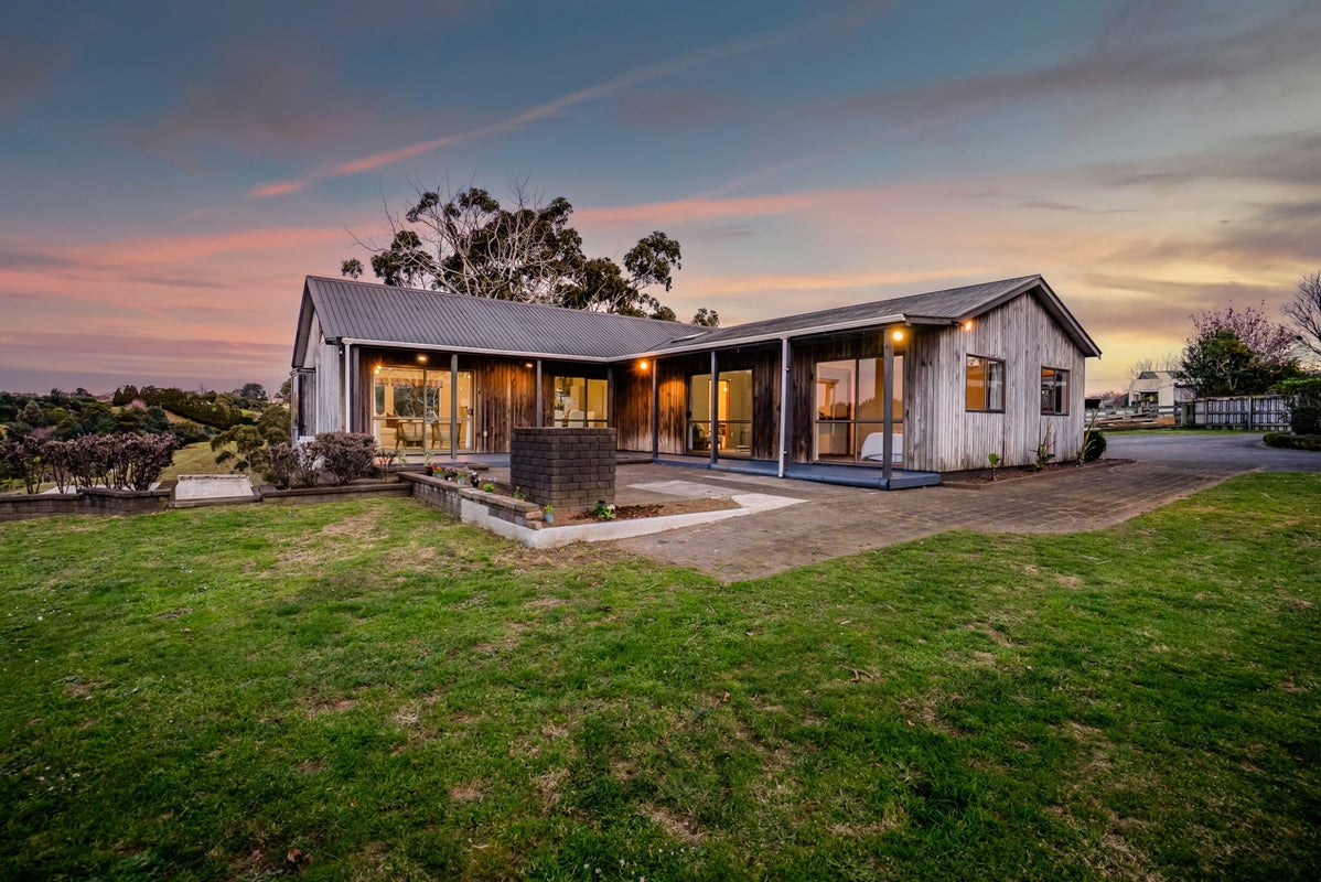 159A Govett Avenue, Frankleigh Park, New Plymouth - Carousel 1