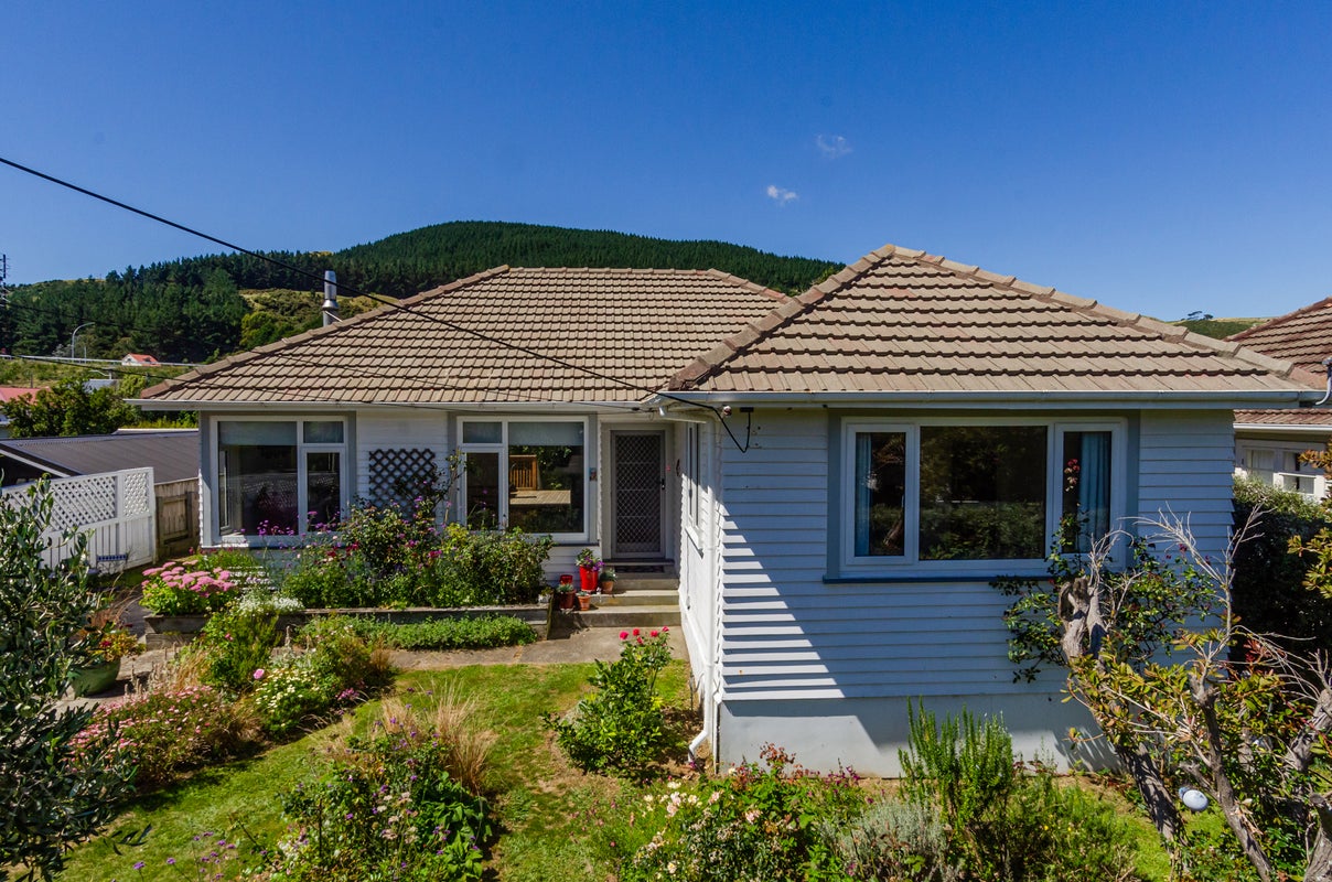 18 Coates Street, Tawa, Wellington - Carousel 1