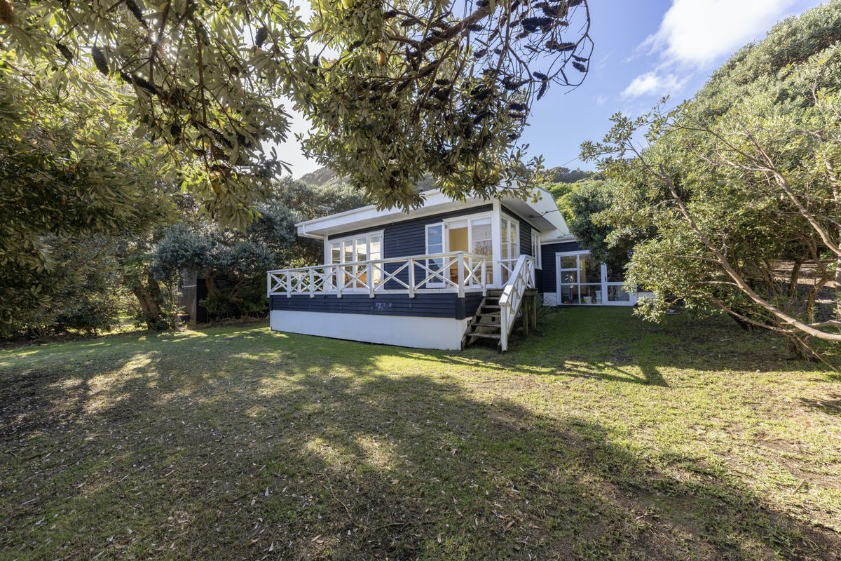 49 North Piha Road, New Lynn - Carousel 1