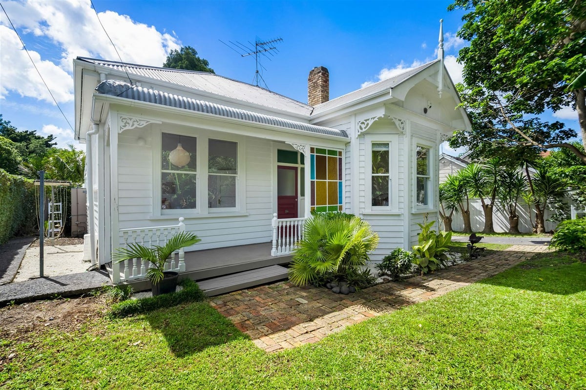 151 Glenfield Road, Hillcrest, Auckland - Carousel 1