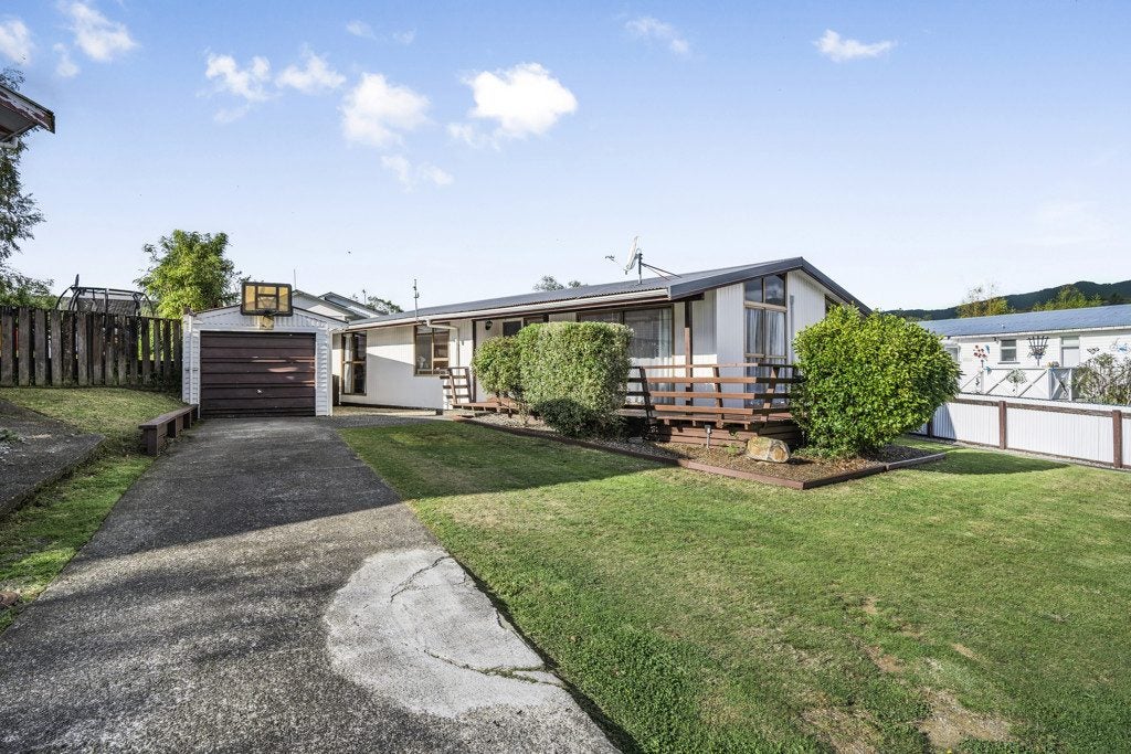42 Aniseed Grove, Timberlea, Upper Hutt - Carousel 23