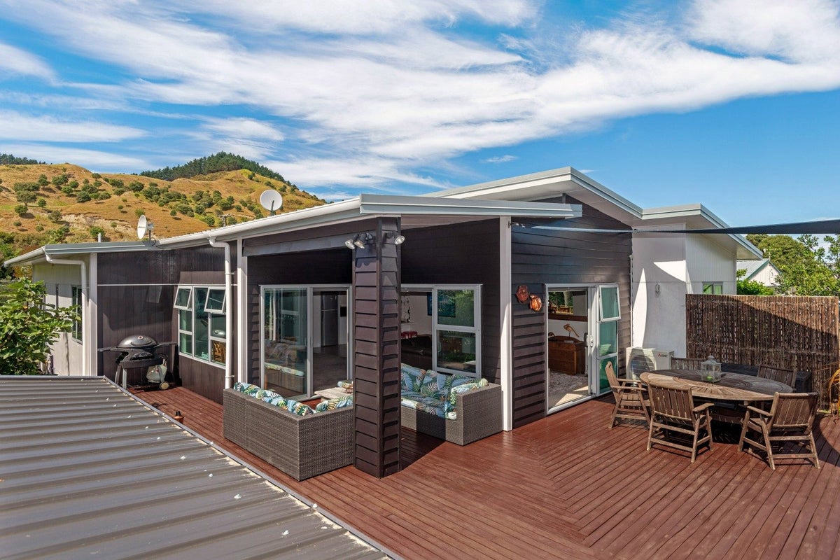 122 Fortescue Street, Nuhaka - Carousel 1