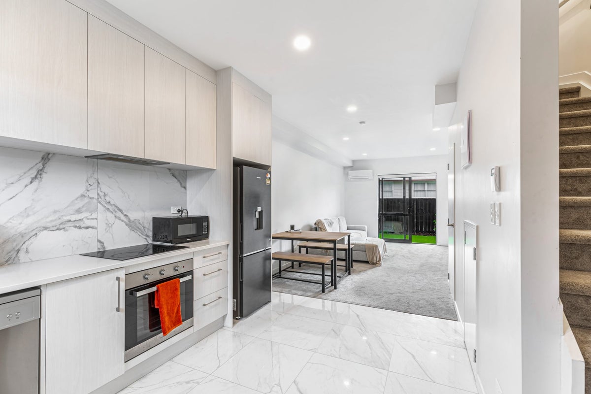 5/3 Beach Road, Te Atatu Peninsula, Auckland - Carousel 1