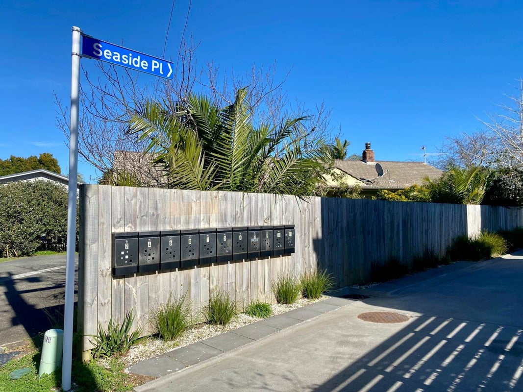 8 Seaside Place, Pakuranga, Auckland - Carousel 1