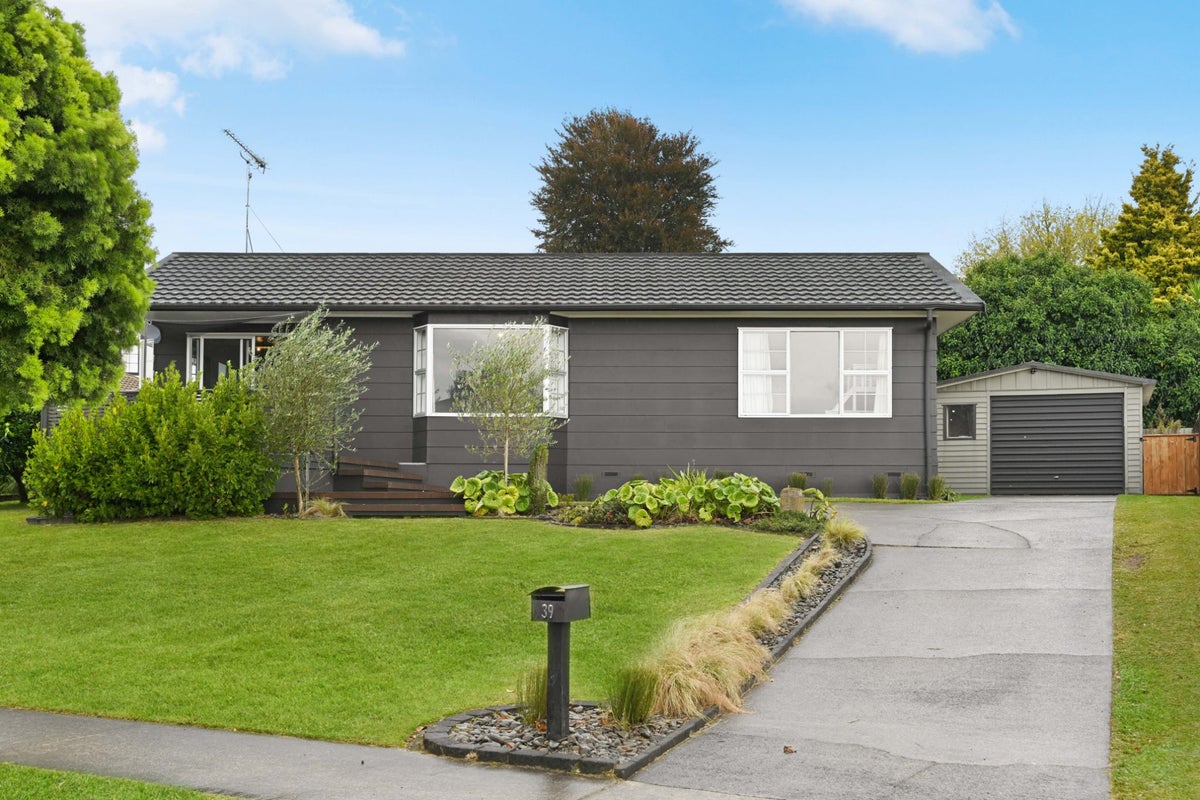 39 Sheridan Crescent, Leamington, Cambridge - Carousel 1