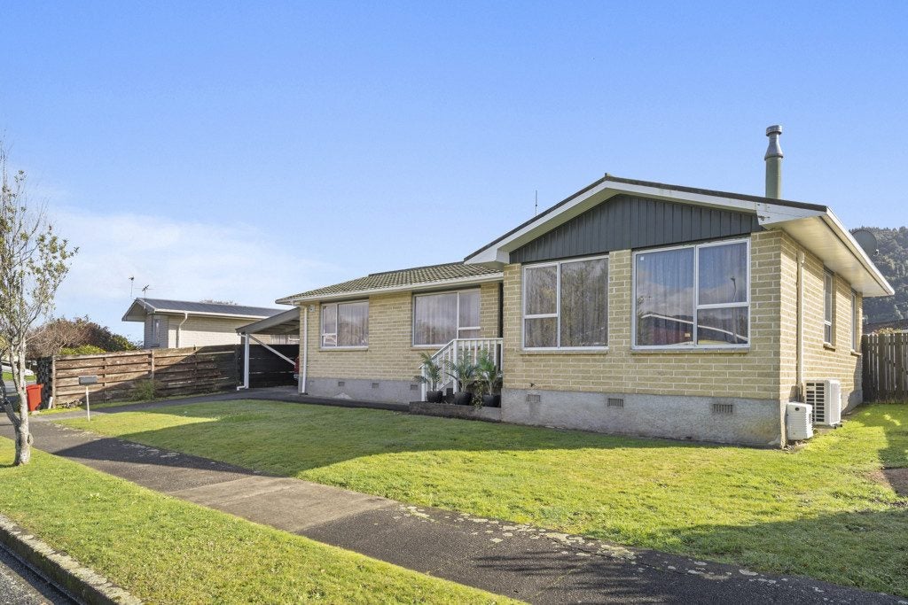 45 Pasadena Crescent, Totara Park, Upper Hutt - Carousel 1