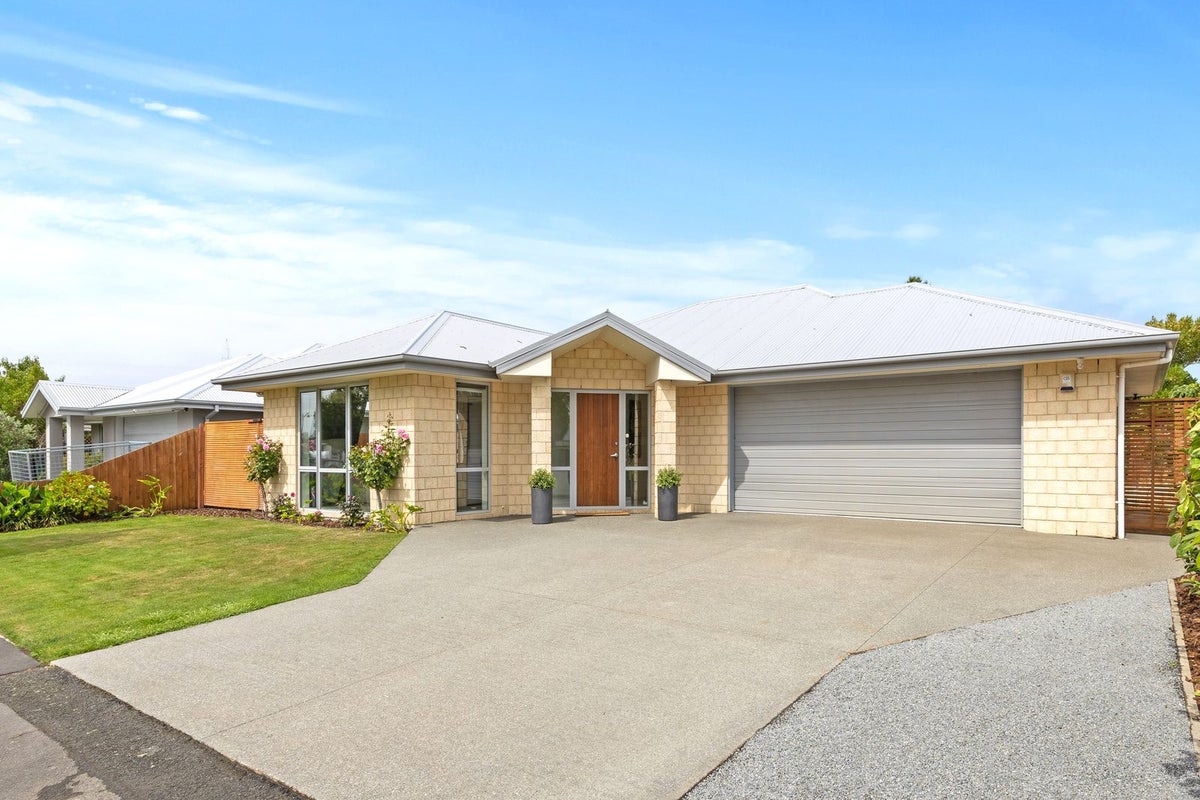 15 Cridland Place, Halswell, Christchurch - Carousel 1