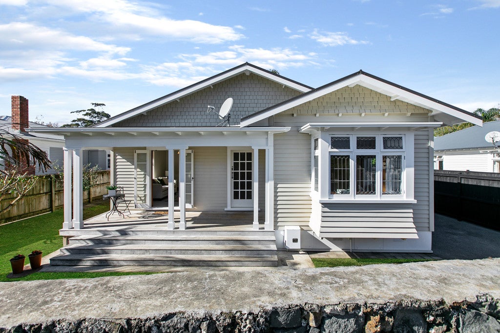 34 Queensway, Three Kings, Auckland - Carousel 1