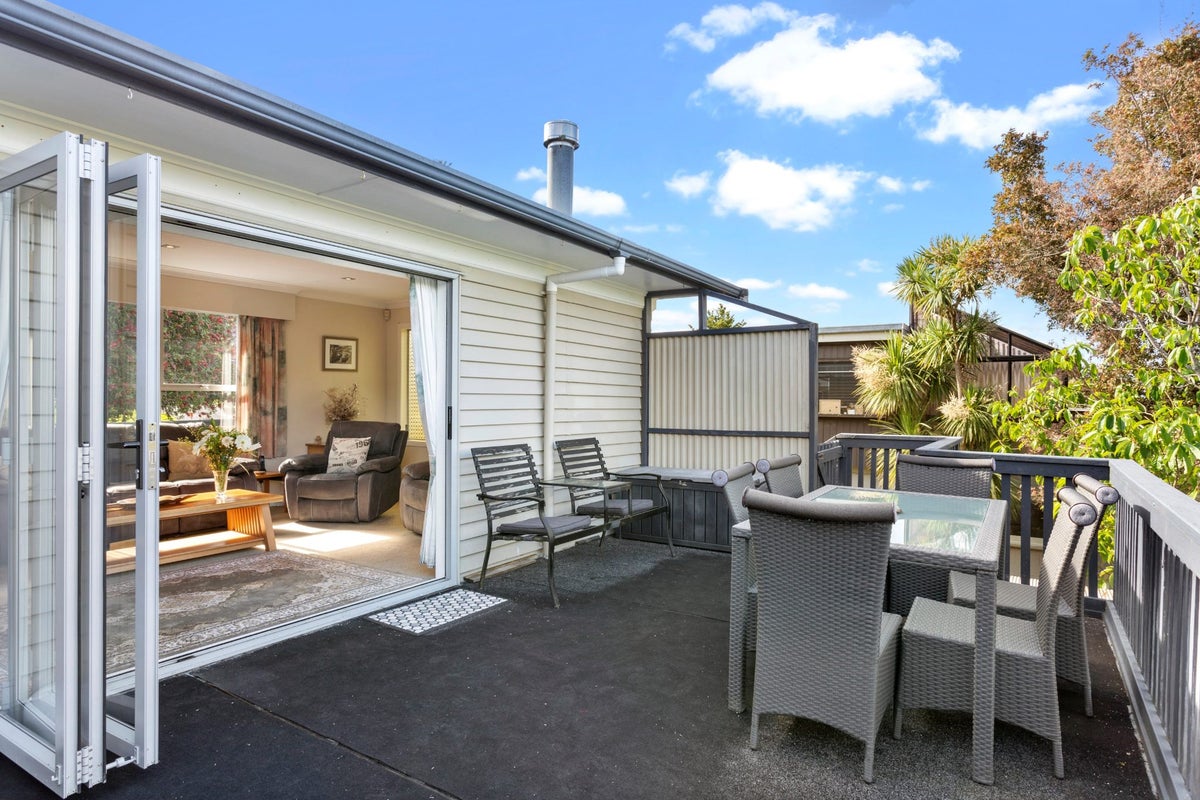 61 Daffodil Street, Titirangi, Auckland - Carousel 2