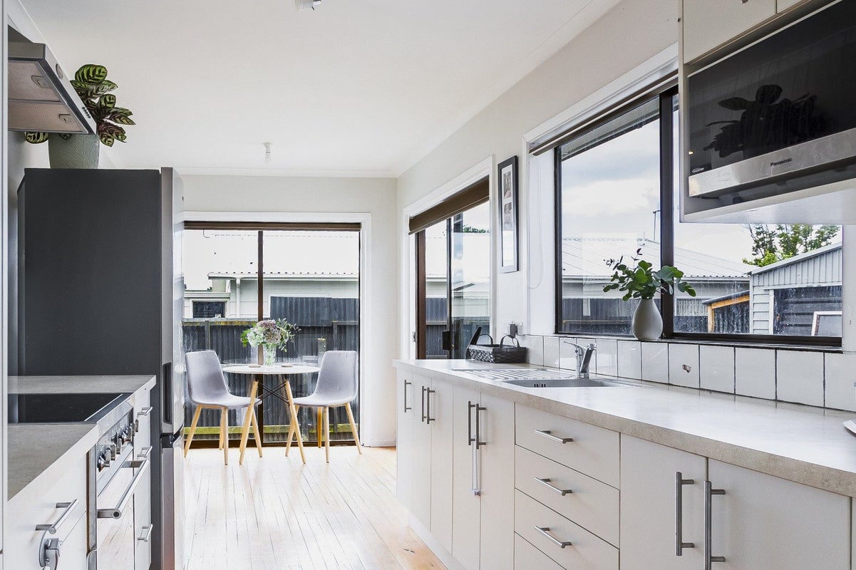 27 Clarence Cox Crescent, Pirimai, Napier - Carousel 1