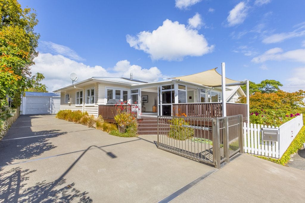 16 Gladstone Road, Bluff Hill, Napier - Carousel 1