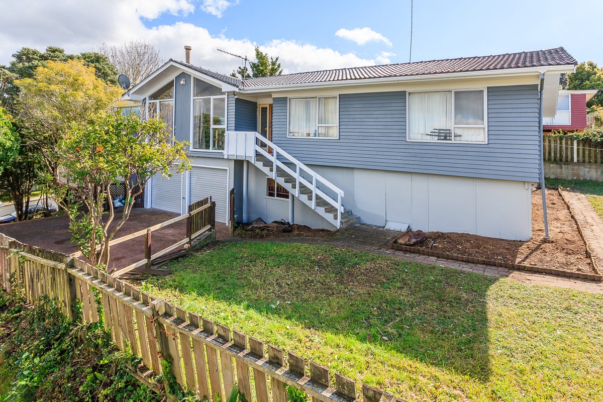 12 Cheval Drive, Totara Vale, Auckland - Carousel 1