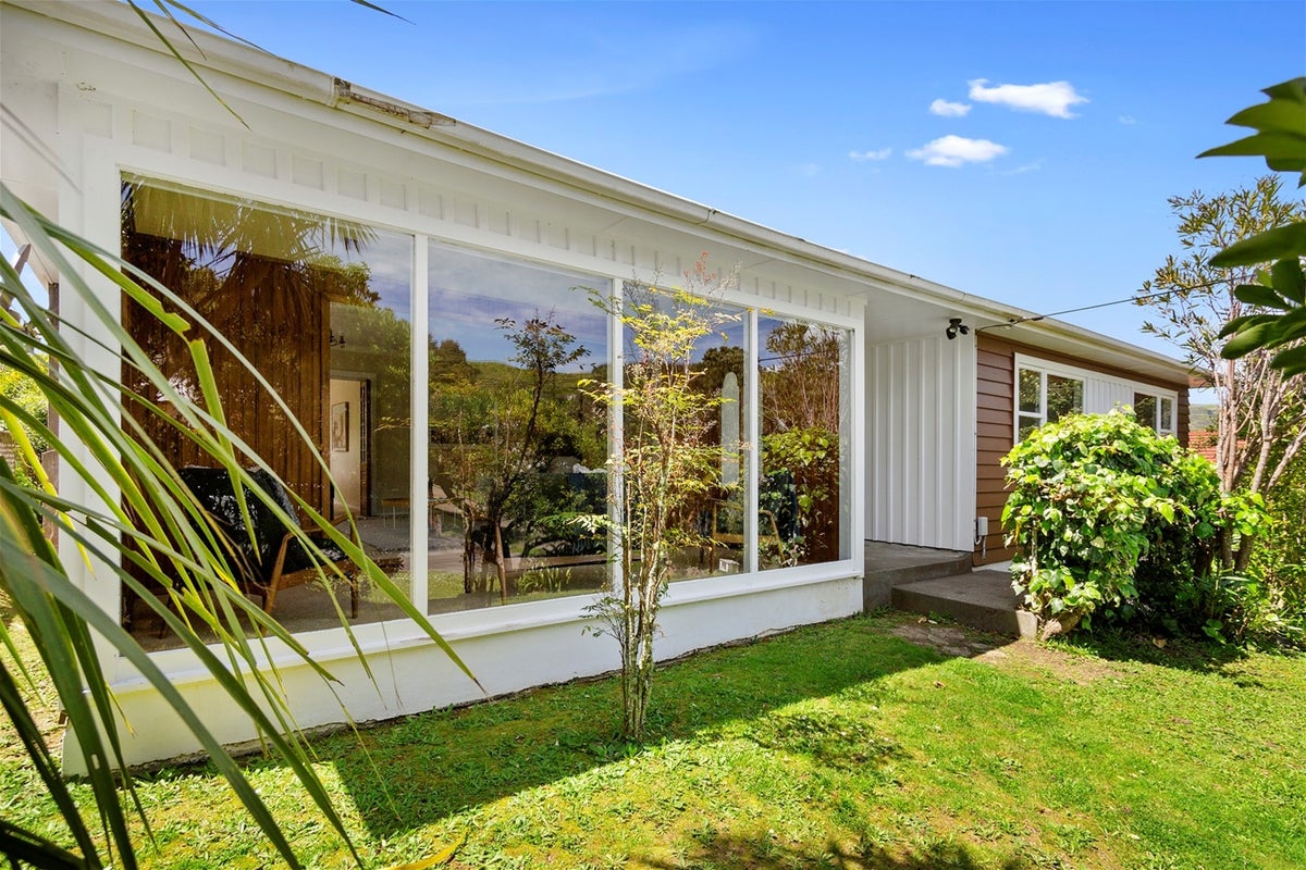6 Lane Crescent, Tawa, Wellington - Carousel 2