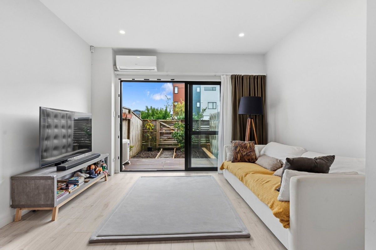 6/2 Abbotleigh Avenue, Te Atatu Peninsula, Auckland - Carousel 2