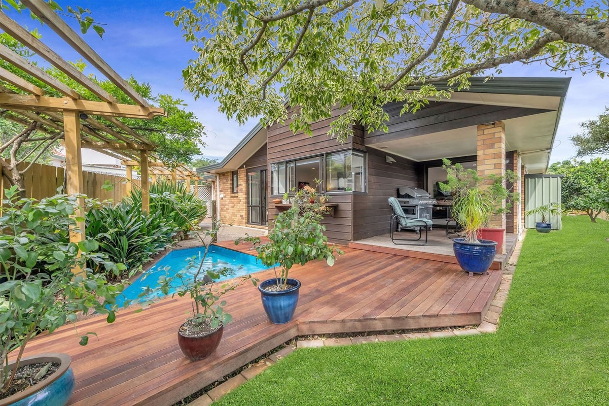 2/8 Simmental Crescent, Somerville, Manukau - Carousel 2