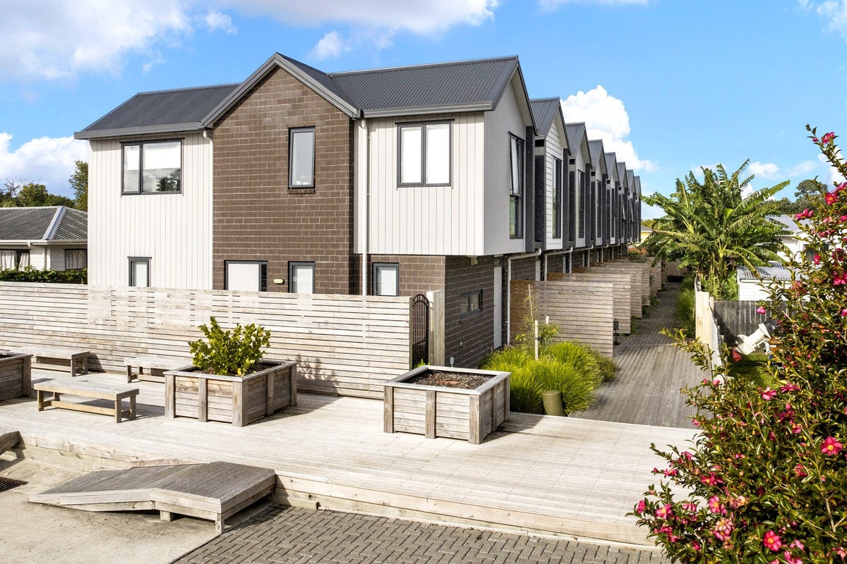 6/126 Canal Road, Avondale, Auckland - Carousel 1