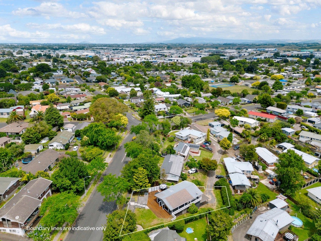 38 Pohutukawa Drive, Pukete, Hamilton - Carousel 2