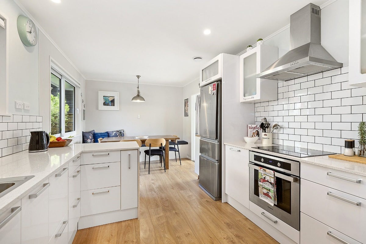 4 Laidlaw Way, Karori, Wellington - Carousel 1