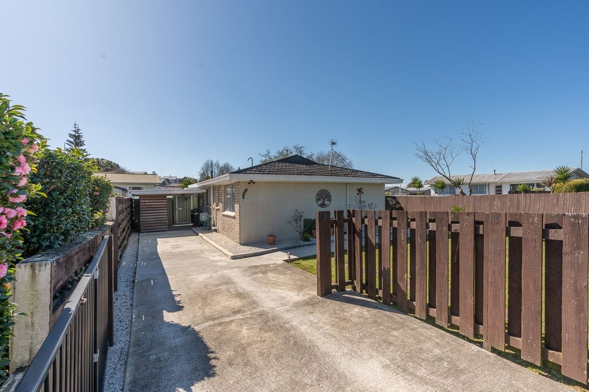 412 Kahikatea Drive, Dinsdale, Hamilton - Carousel 1