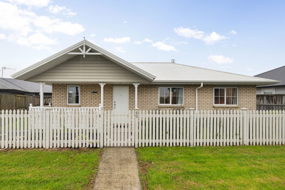 42 Queens Park Crescent, Frankton, Hamilton - Carousel 1