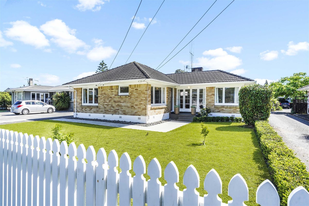 11 Fenwick Crescent, Hillcrest, Hamilton - Carousel 12