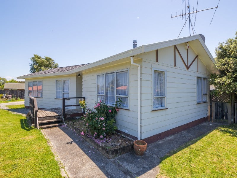 17 Delaware Grove, Totara Park, Upper Hutt - Carousel 1