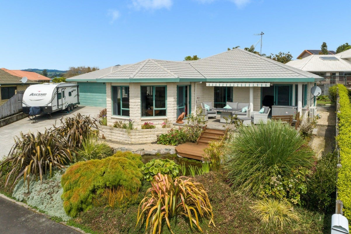 4 Burnt Oak Drive, Pyes Pa, Tauranga - Carousel 2