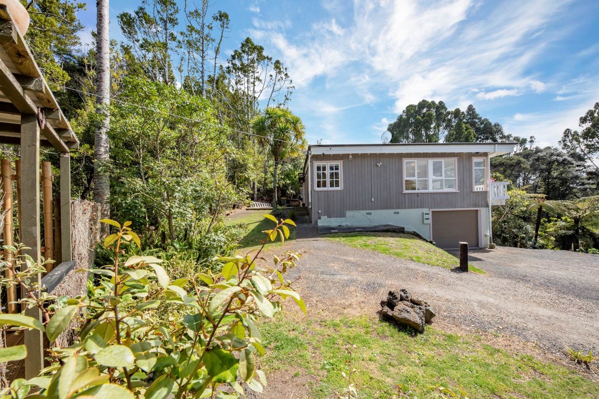 18 Arama Avenue, Titirangi, Auckland - Carousel 2
