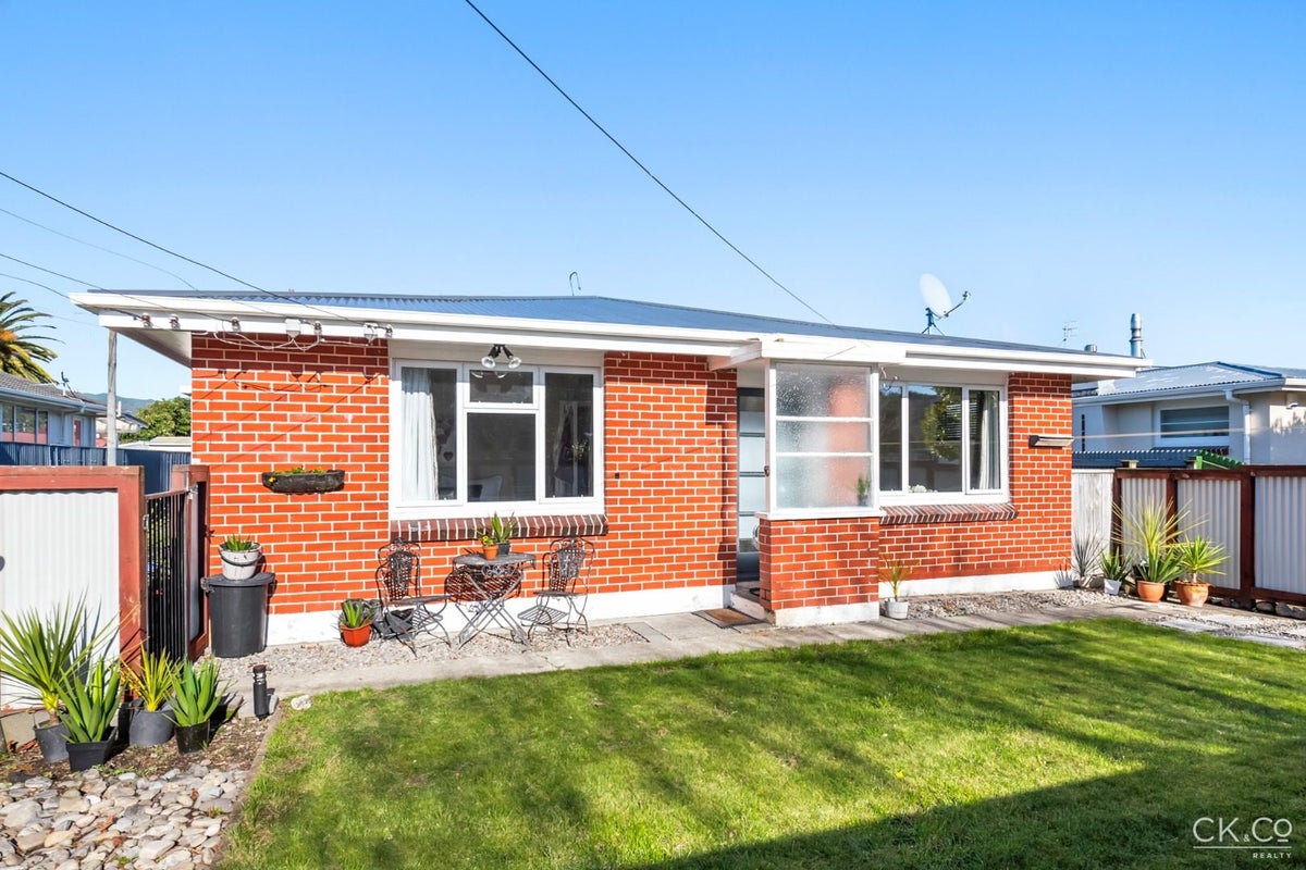 1/5 Hall Grove, Ebdentown, Upper Hutt - Carousel 1