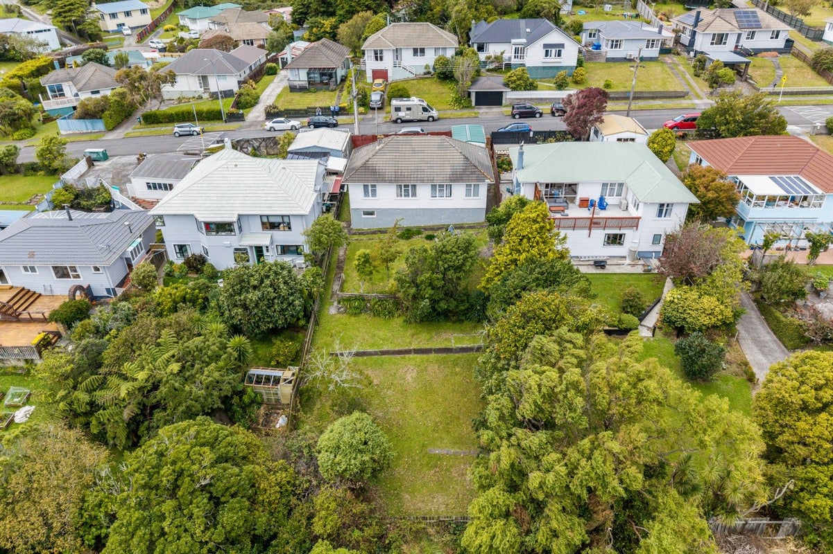 12 Taylor Terrace, Tawa, Wellington - Carousel 2