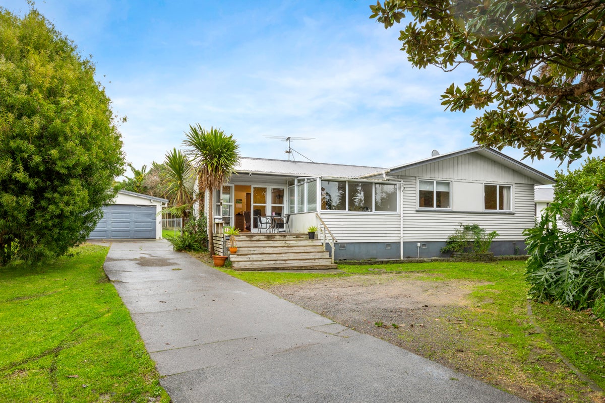 11A Lucinda Place, Glen Eden, Auckland - Carousel 1