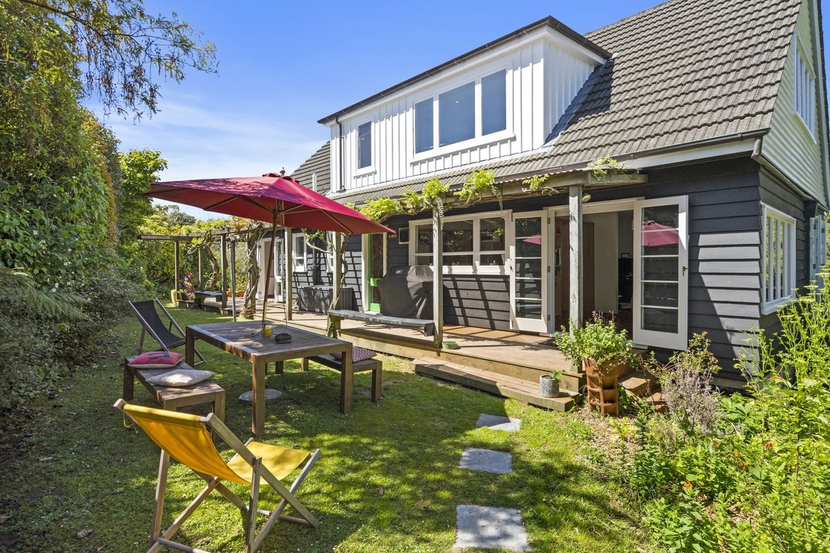 20 Belmont Terrace, Belmont, Lower Hutt - Carousel 1