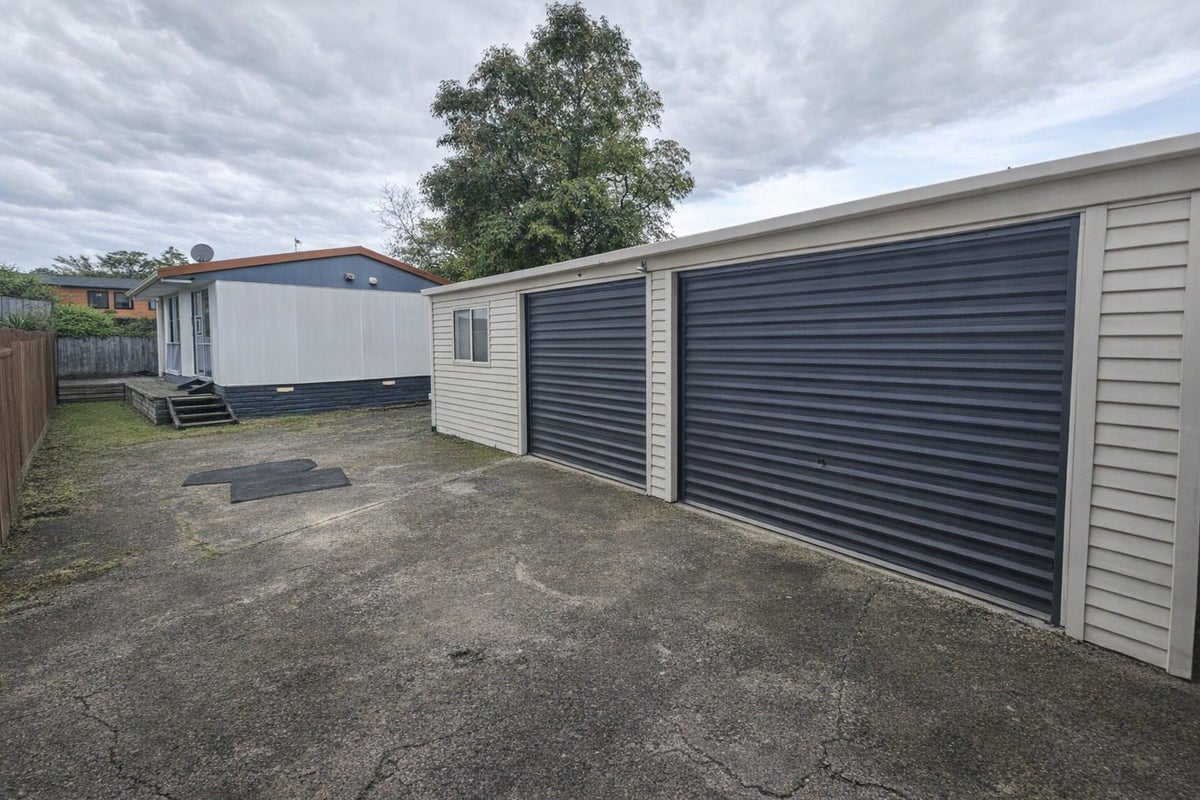 2/5 Kirklow Place, Goodwood Heights, Auckland - Carousel 13
