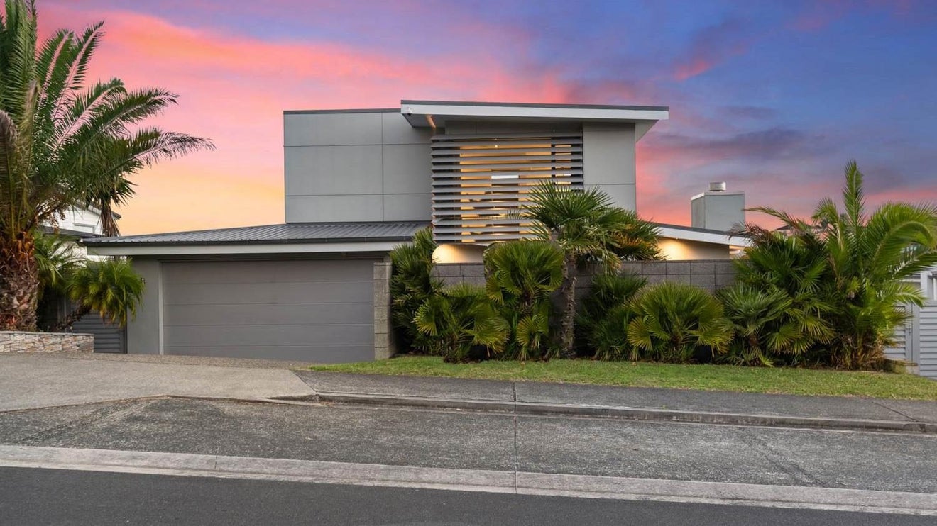24 Harrowglen Drive, Northcross, Auckland - Carousel 1