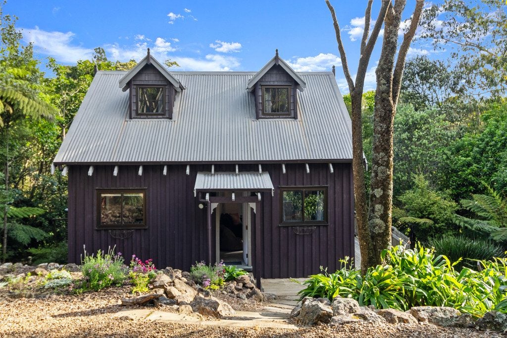 32 Eden Terrace, Onetangi, Waiheke Island - Carousel 1