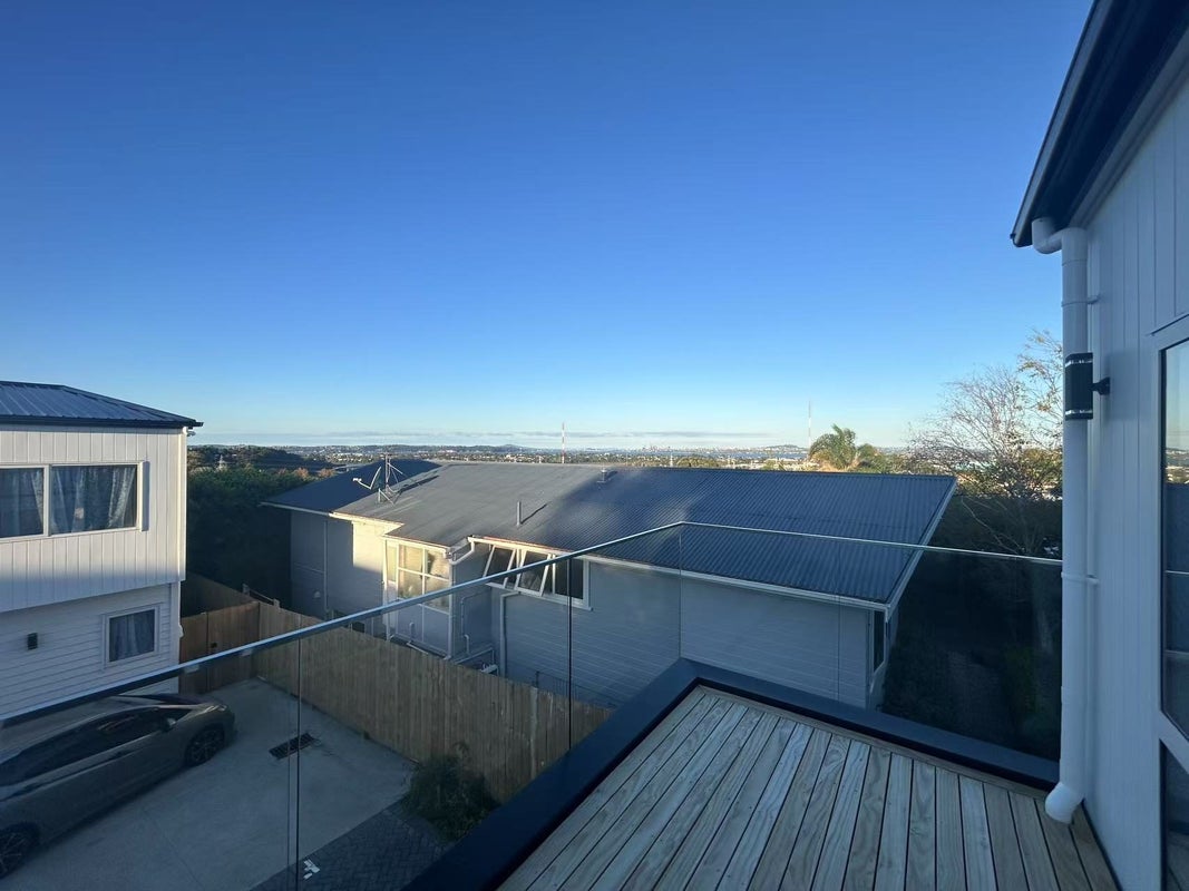 1D Keegan Drive, Massey, Auckland - Carousel 1