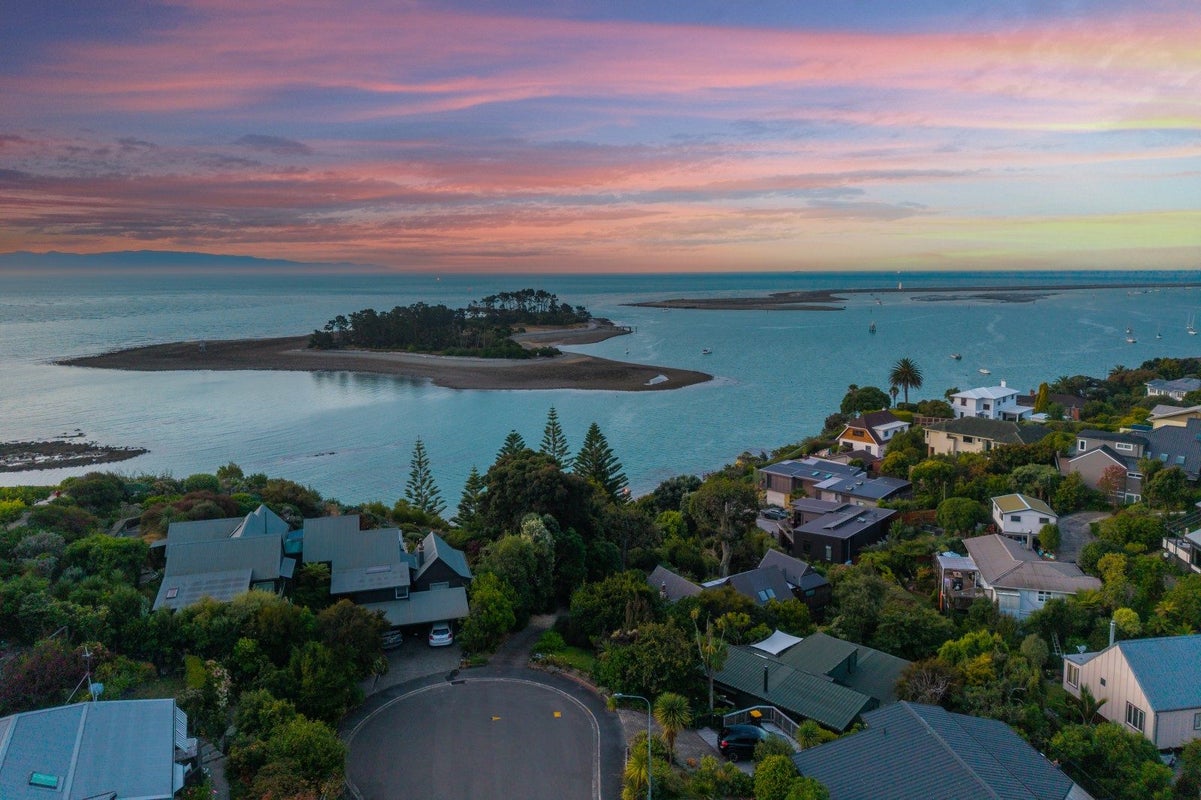 8 The Cliffs, Britannia Heights, Nelson - Carousel 1