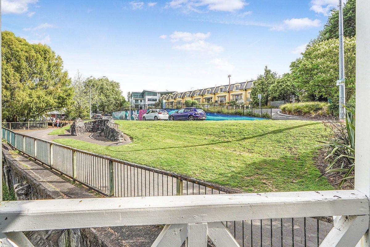 7/102 Grantham Street, Hamilton Central, Hamilton - Carousel 19