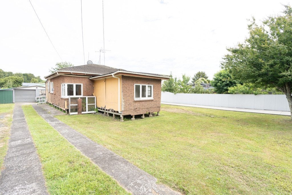 28 Huia Avenue, Forest Lake, Hamilton - Carousel 1