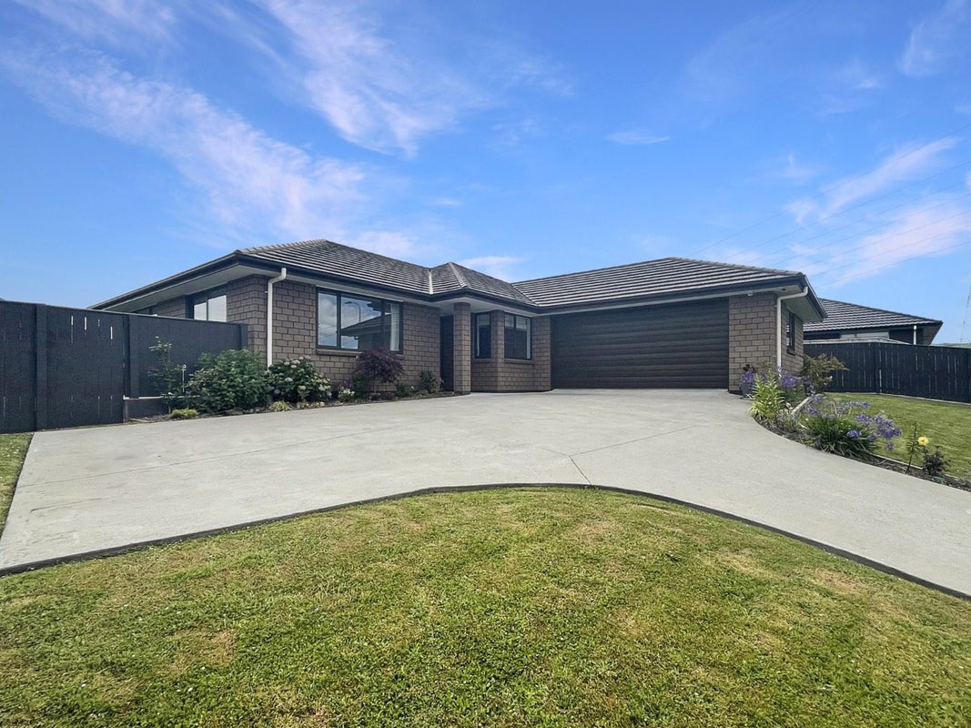 5 Varsity Heights, Fitzherbert, Palmerston North - Carousel 1