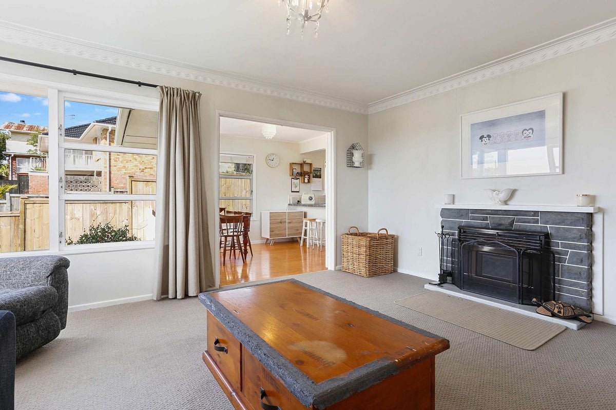 22 Dolbear Street, Titirangi, Auckland - Carousel 2