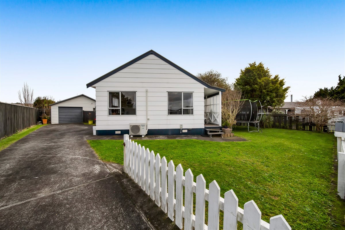 4 Desmond Place, Bell Block, New Plymouth - Carousel 1