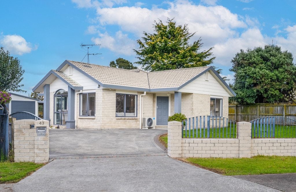 43 Rosemead Place, Randwick Park, Auckland - Carousel 1