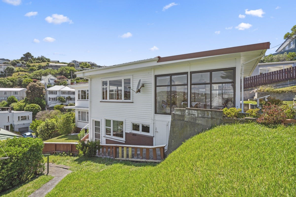 28 Ashleigh Crescent, Miramar, Wellington - Carousel 1
