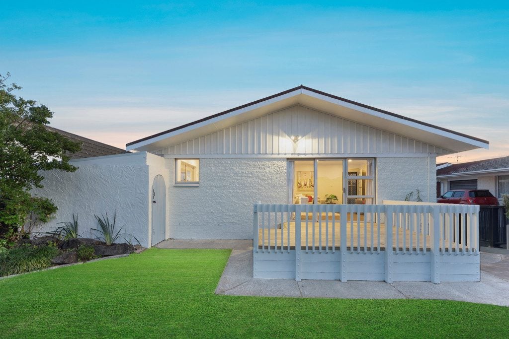 1/18 Waimai Avenue, Weymouth, Auckland - Carousel 1