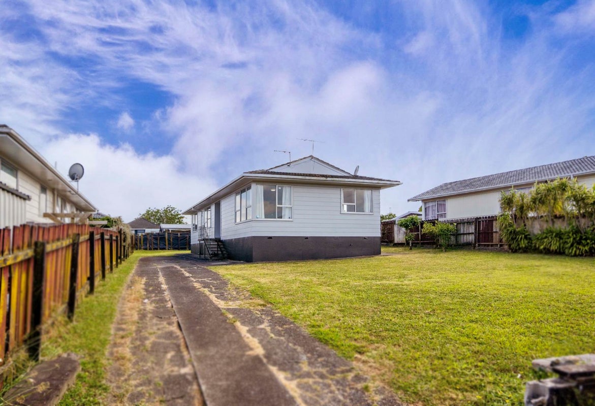 8 Rimini Place, Clover Park, Auckland - Carousel 1