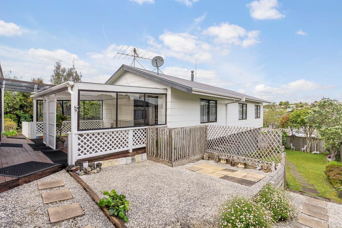 66 Athena Drive, Totara Vale, Auckland - Carousel 1