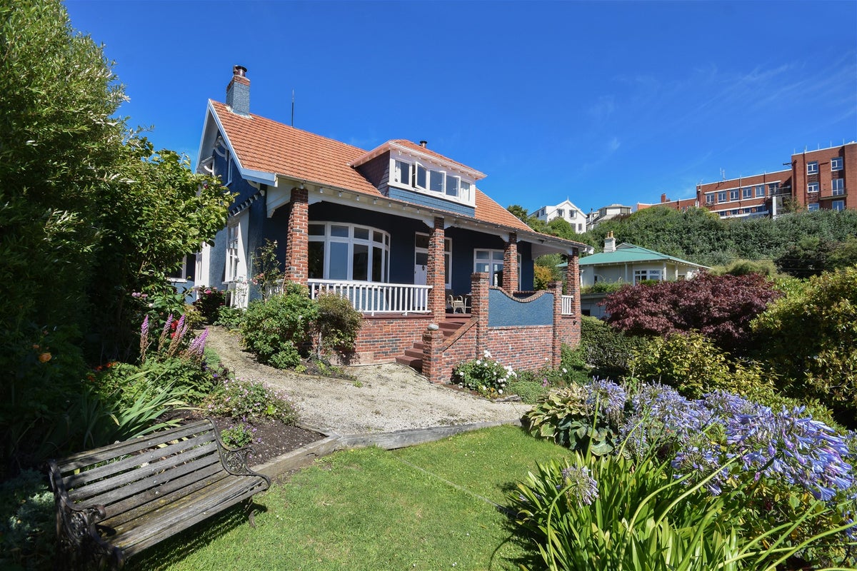 10 Strathmore Crescent, Roslyn, Dunedin - Carousel 1