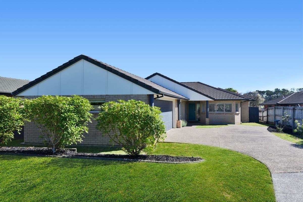 8 Brookwood Drive, Henderson, Auckland - Carousel 1